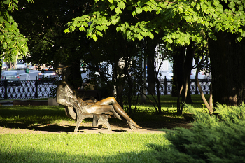 Скульптура &quot;Дама на скамейке&quot; / ***
