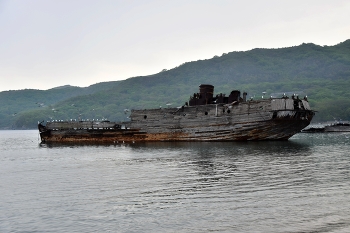 Видавшая виды... / Старая, разрушенная,
отслужившая посудина