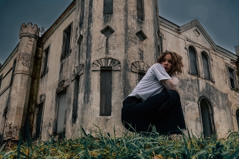 У подножия замка / модель Ангелина Табакова