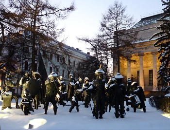 Вечерний дозор / Дозор искусств... Где-то была ЗИМА... Городское освещение Знаменитый рембрандтовский &quot;Ночной дозор&quot; был воплощён в скульптуры в год 400-летия со дня рождения художника. Скульпторы Тартынов и Дронов создавали композицию в течение 5 лет, на неё ушло ок.10 тонн бронзы. Была установлена в Амстердаме на площади Рембрандта, в Москву была привезена на время. Мне посчастливилось видеть несколько раз, из снимков выбрала вечерний вариант.