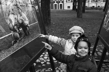 &nbsp; / Считалка.
Ученик учил уроки,
У него избиты щёки,
У него опухший нос,
А в глазах немой вопрос,
Как случилась эта драма?
Под передник прячет мама
Скалку, ёршик и поднос,
Длинный велика насос,
Поварёшку, две бутылки,
Для копчения опилки,
Тесто, зонт от непогоды,
Поглядим, кто станет вОдой ? 
© zanzib