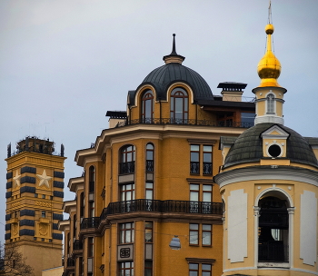 В едином строю / Давний снимок, обработка 2023 - лишние детали, провода. Не знаю, случайно или нет, но выстроились интересно на мой взгляд.