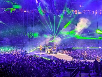 Концерт на стадионе в чужой далёкой стране / Metallica
Мобильная фотография (смартфоном издалека)