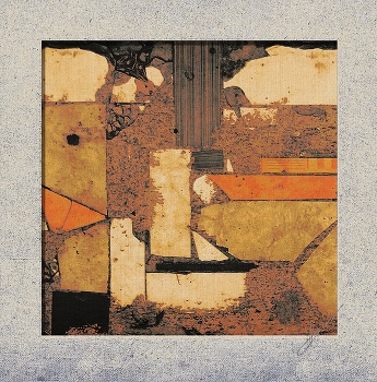 под ногами / бетонный порожек, сложенный их кусков разной по цвету керамической плитки