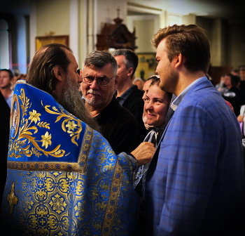 Монастырь. Праздничная служба. / После службы. Разговоры по душам.