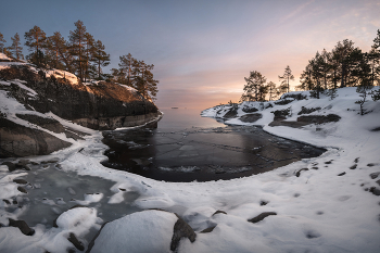 "Уютная бухточка" / Скалистые берега Северной Ладоги изобилуют небольшими живописными заливами. Зимой в таких бухточках лед бывает очень интересным. А ещё зимой в них заглядывает солнце на восходе и на закате.