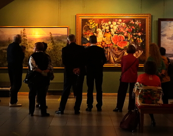 Перед натюрмортом / Пришли посмотреть натюрморт.