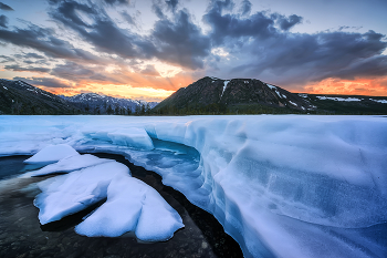 Такое лето... / Такое лето....

Озеро Джека Лондона, июнь 2018
Напомню, что в 26-м на озеро Джека Лондона поеду весной, а это в конце июня, на цветение Рододендрона и застать уходящую зиму - наледи, заморозки и т.п, Группа набирается. Скоро настанет пора покупки авиабилетов. Пишите, звоните....
И, традиционно, осень на Джеке. Набор группы в самом разгаре

Расписание туров
- 30 декабря - 8 января 2026 Новый год в Ворзогорах - МЕСТ НЕТ
- 24 января - 1 февраля 2026 Архангельская область. Ворзогоры, Кимжа, Пинега и т.д. - места есть
- 14 - 22 Февраля 2026 За Сиянием на Кольский - МЕСТ НЕТ
- 15 - 25 апреля 2026 Неземные пейзажи Казахстана. Мангистау - места есть
- 23 - 31 мая 2026 Реликтовая Русь - Весна в Кенозерье - 2 места
- 6 - 14 июня 2026 Белые ночи на Ладоге. Лахденпохья - места есть
- 20 июня - 5 июля 2026 Встречаем весну на озере Джека Лондона - места есть
- 11 - 26 июля 2026 Деревянное зодчество Архангельской области. К Белому морю вдоль Онеги и дальше - места есть
- 29 августа-13 сентября 2026 Золотая осень на озере Джека Лондона. Колыма - места есть
- 19 - 27 сентября 2026 Реликтовая Русь - Золотая осень в Кенозерье - места есть