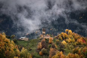 Leaning Tower / Осенние краски и наклоненная башня в высокогорной сванской деревне Зегани