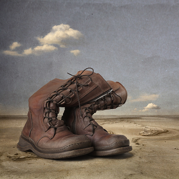 Сапоги / Одинокие сапоги в пустыне , без воды пятый день.