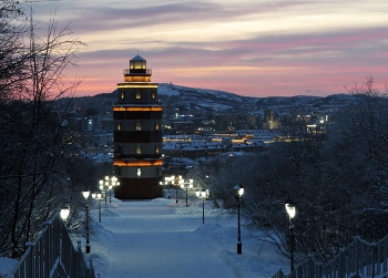 вечер в Мурманске / Мемориальный комплекс «Морякам, погибшим в мирное время» местные жители зовут маяком. Одно из самых красивых мест города, где открывается прекрасный вид на Кольский залив