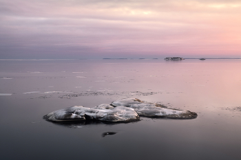 "Минимализм зимней Ладоги" / Зимняя Ладога очень располагает к съемке минималистичных сюжетов. Поэтому, отправляясь зимой на шхеры, всегда берите с собой штатив и ND фильтры