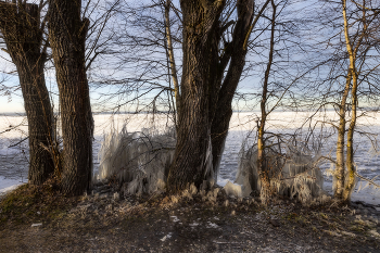 После шторма / Плещеево озеро.
Тёмная узкая полоска - пока ещё не замёрзшая (открытая) вода