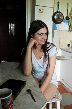 Юля на кухне / ***