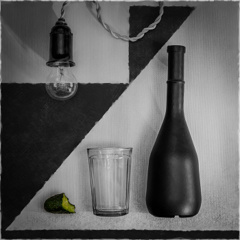 Под лестницей / ***