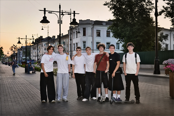 На Спасской... / Волжские пацаны на вечерней прогулке в Угличе.