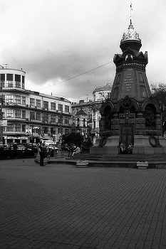 Ильинские Ворота / Площадь Ильинских Ворот в Москве. Октябрь 2011. Canon EOS 33; CANON ZOOM LENS EF 28-105mm 1:3.5-4.5 II USM; MARUMI P00; СВЕМА РЕПОРТЕР 200; Д23.