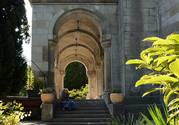 ступени храма / Армянская Церковь святой Рипсиме в Ялте