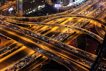 Над бездной / Главный застройщик Дубая, компания EMAAR, добавила к небоскребу пандус, по которому можно прогуляться над бездной в 220 метров.
Под нами — развязки дубайских дорог и машинки.