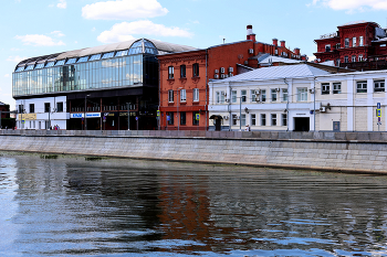 Болотная набережная / Болотная набережная Водоотводного канала в Москве. Июль 2024.