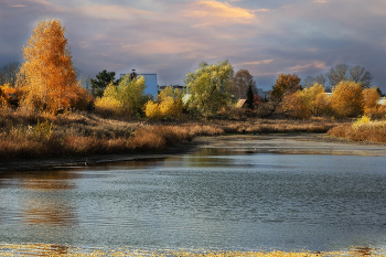 "Ностальгия по осени" / Озеро Нанаево (Калач) — пожалуй, самое живописное место за городом, где мне довелось побывать. Внутри озера расположен дачный кооператив «Островок», что придаёт пейзажу особое очарование: домики вносят в кадр уютное, домашнее настроение, делая снимки особенно выразительными.