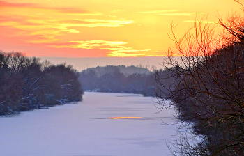 На реке вечером в морозной дымке / На реке вечером в морозной дымке