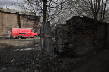 Красный фургон / Весна в городе