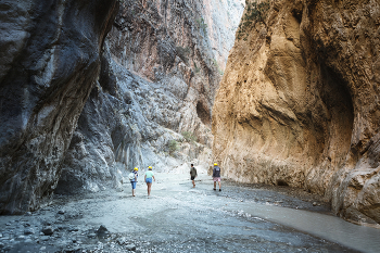 Саклыкент / Каньон Саклыкент признан самым длинным и глубоким каньоном Турции и вторым по величине каньоном в Европе. Его длина составляет 18 километров, а высота на разных участках достигает до 1000 метров. На всем своем пути имеет естественной красоты крутые завораживающие скалы, несколько живописных водопадов и 16 пещер.Зимой и летом река течет тут с такой силой, что двигаться против течения просто невозможно.