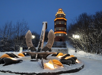 вечер в Мурманске / Мемориальный комплекс «Морякам, погибшим в мирное время» местные жители зовут маяком. Одно из самых красивых мест города, где открывается прекрасный вид на Кольский залив