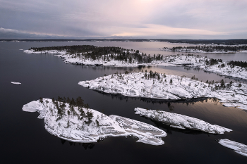 "Заснеженные шхеры" / Зимние шхеры - архипелаги островов, окружающие скалистые берега и мысы. Из-за больших глубин и неспокойного характера, воды Ладоги замерзают далеко не каждую зиму.

В этом зимнем сезоне я снова провожу туры по Ладоге. И на зиму 2027 тоже уже запланировал =)) Кому интересно, все подробности у меня на сайте https://www.arskashkarov.com/ladoga-winter