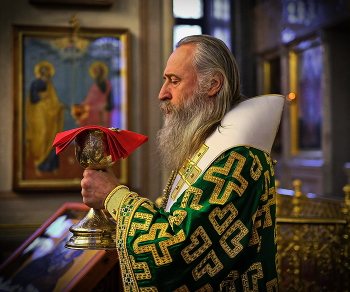 Монастырь. Праздничная служба. Архиерейское служение. / Молитва перед Святым Причастием.