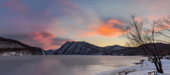 Зимний вечер над катком / Большой каток Горбушинского водохранилища. Панорама из 3-х гориз. фото. 12.20
