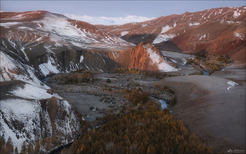Ранним утром в Кокоря / Одно из моих самых любимых мест в Горном Алтае — слегка заснеженное урочище Кокоря
На горизонте — укутанные снегом вершины Южно-Чуйского хребта.
Они редко показываются так ясно: обычно скрыты дымкой или вовсе невидимы.
Сегодня же кажется — протяни руку и дотронешься.
Хотя на самом деле между нами — 80-90, а может и все 100 километров.

© https://phototravel.pro