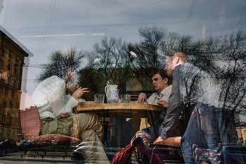 автопортретный натюрморт с вазой, гвоздиками и стаканАми / вот даже и не знаю, надо ли помечать тегом AI?