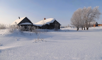«Снежная колыбель заброшенного дома» / Сибирь. Зимнее село