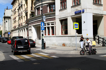 Большой Козихинский / Большой Козихинский переулок в Москве. Июль 2024.