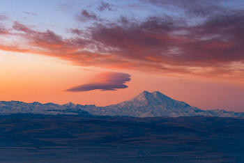 Декабрьский рассвет над Эльбрусом / Красивый рассвет с лентикулярным облаком, зависшим неподалеку от вершины Эльбруса.
