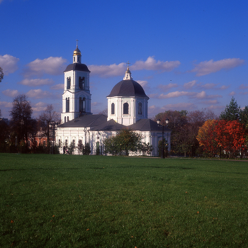 Живоносный Источник / Церковь иконы Божией Матери Живоносный Источник в Царицыно в Москве. Октябрь 2011. YASHICA MAT 124G; Kodak Professional E-100 VS.