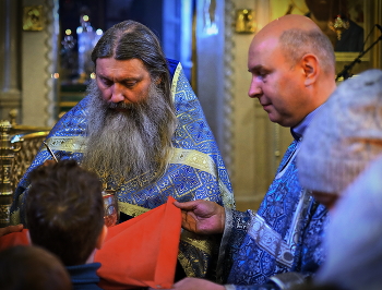 Дети в церкви. / Святое Причастие.