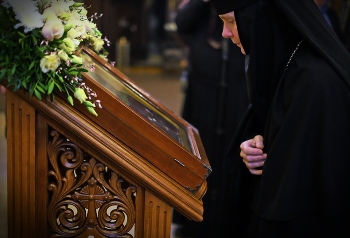 Монастырь. Праздничная служба. / Припадая к Образу Небесной покровительницы.