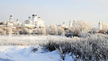 С Наступающим! / Идёт снежок неторопливо,
Уходит тихо старый год,
Господь, пошли нам просто мира,
И только радостных забот…