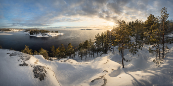 "Зимняя панорама Ладоги" / Двухрядная панорама (14 вертикальных кадров в 2 ряда). Когда-то я часто снимал пейзажи именно в таком стиле. Позволяет выстраивать композиции, беря в кадр все объекты которые хочется, и при этом сохранить в итоговой панораме пропорции и искажения, характерные для оптики с фокусным расстоянием 24мм.
Карелия, Ладожские шхеры зима 2025