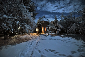 "Ночь новогодняя прошла, подкрался новый день ..." / "Ночь новогодняя прошла,
 Подкрался новый день,
 Другого года ночь пришла
 И новая луна бросает тень ..."