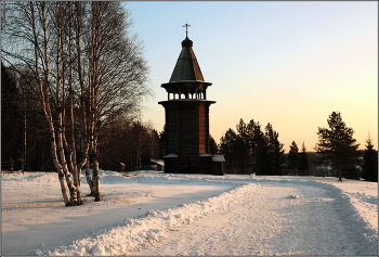 После новогодней суеты. / На фотографии колокольня конца 16 века - самая древняя из сохранившихся деревянных колоколен в России. Музей деревянного зодчества "Малые Корелы" под Архангельском.