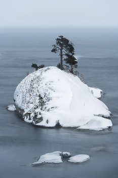 "Остров Кит" / Ещё одна вариация зимнего Кита. На этот раз в пасмурную погоду на длительной выдержке с ND фильтром. Карелия, ладожские шхеры