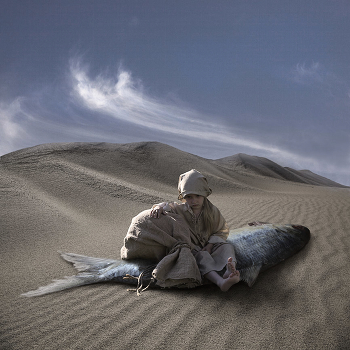 Девочка с мешком присевшая отдохнуть на рыбу / Усталость , полуденный зной .