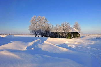 «Там, где время замедляется» / Январь 2026. Зима. Заброшенный дом на берегу реки. В окнах — тени былого, в дверях — сквозняки. Мороз стих, и тишина легла на снега, И застыла вода, словно память века. Здесь когда‑то смеялись, топилась печь, А теперь лишь ветла бьётся в старую дверь. Время стёрло следы, замело все пути, Только река помнит — да не расскажет никому.