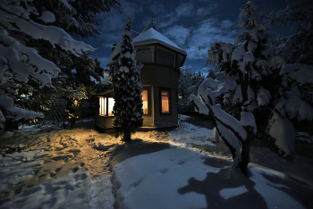 "По снегу Новогоднему, тропинкой шло Рождество - волшебным невидимкой..." / "С шестого на седьмое января
 Все чуда ждут и к чудесам готовы!
 И звезды по-волшебному горят,
 Ведь наступает Рождество Христово ..."
 И. Самарина-Лабиринт