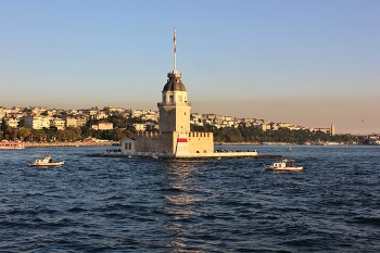 На островке / Девичья башня (Леандрова башня, Кыз Кулеси, тур. Kız Kulesi) — расположена в азиатской части Стамбула на небольшом островке Босфорского пролива в районе Ускюдар.
История:
По одной версии башню построил афинский полководец Алкивиад для контроля над пришествием персидских кораблей в Босфорский пролив.
По другой — башня была построена во время правления императора Константина Великого в качестве сторожевой вышки.
В настоящее время в башне открыты ресторан, кафе, бар, смотровая площадка и сувенирный магазин.