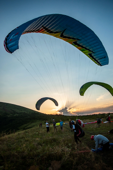Крылья на закате / Парапланы на фоне заката